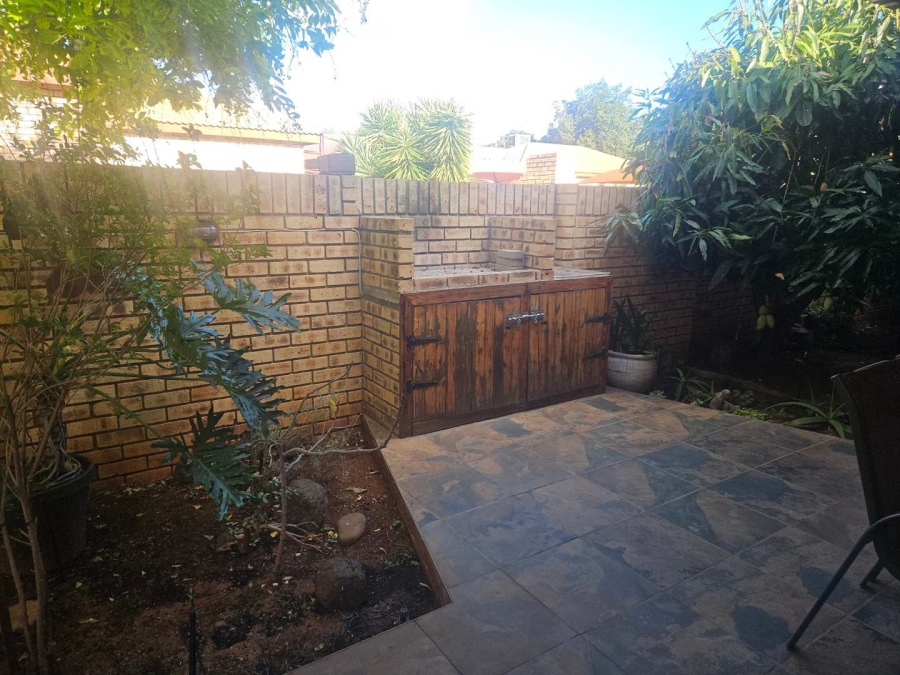 2 Bedroom Property for Sale in Rhodesdene Northern Cape